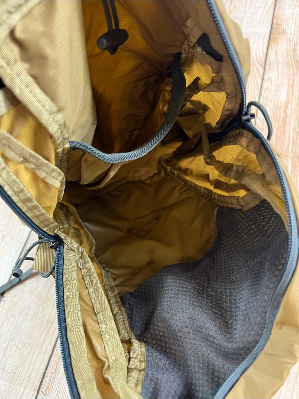 Mystery Ranch In and Out Backpack Khaki Packable Daypack 19L Lightweight Bag - Picture 4 of 8